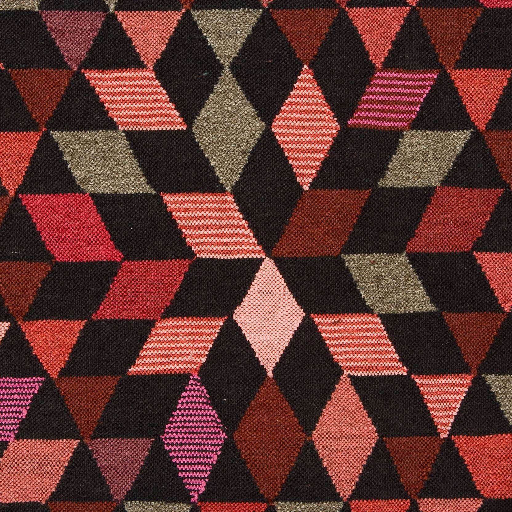 Golran 1898 Diamond Strawberry Rug by Bertjan Pot Detail